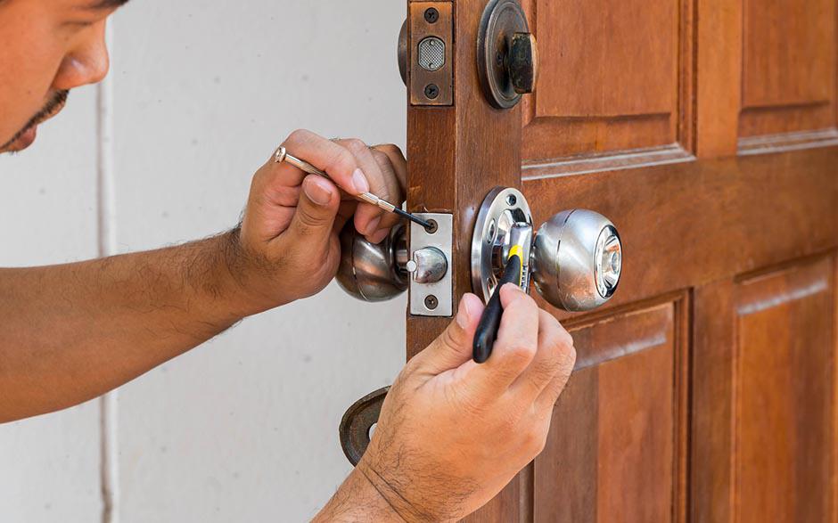 changer serrure porte fermée Lardy